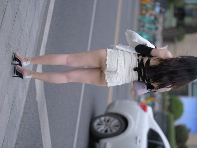 长发飘飘白色热裤美丽女孩49P图片集